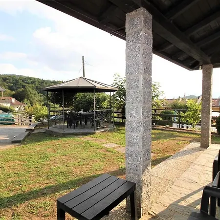 Uncle Enrys House - Family House